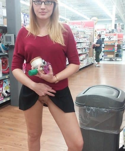 Hotwife showing her pussy in supermarket